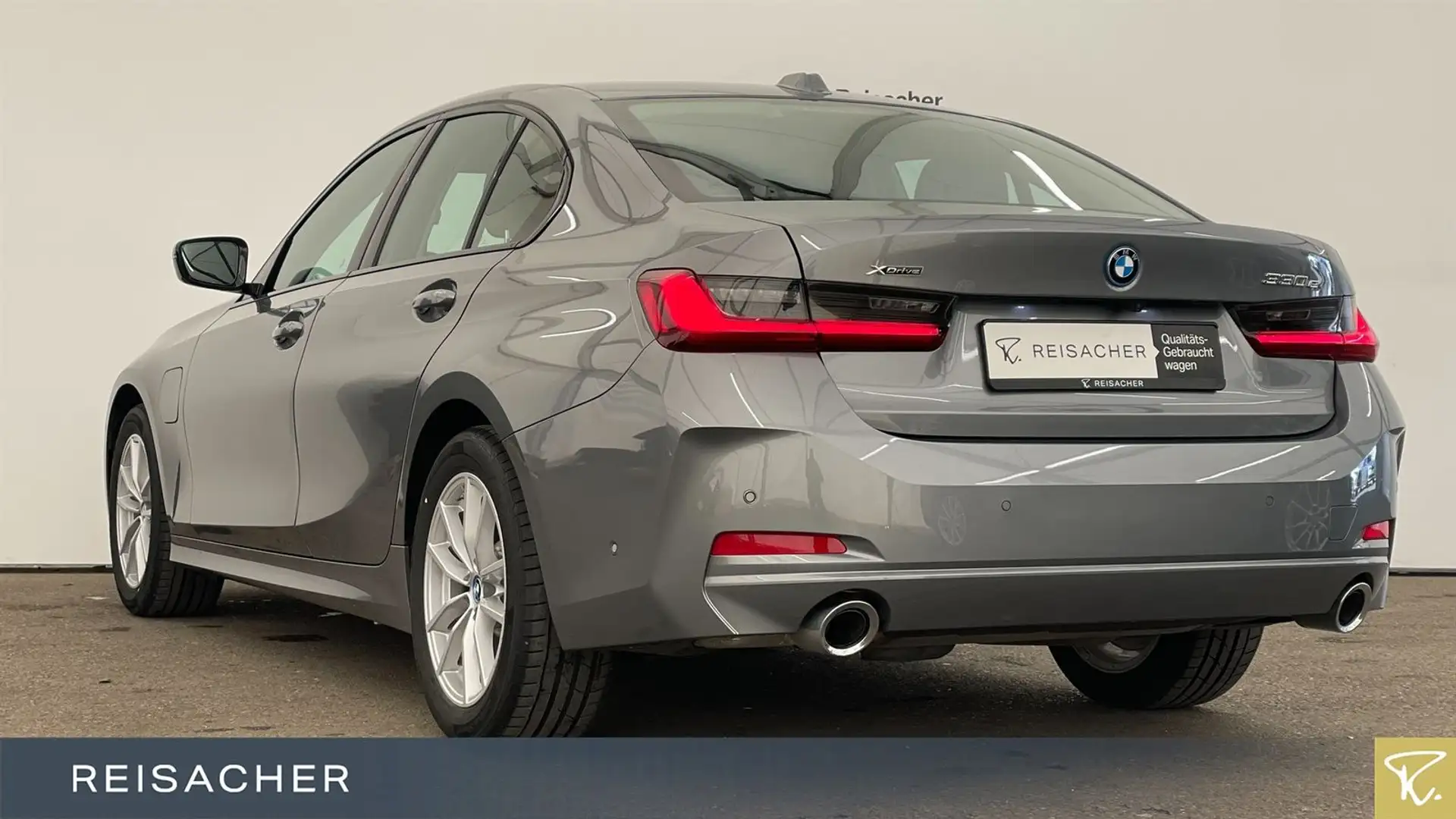 BMW 330 e A xDrive Lim AdaptLED RFK PDC HuD HiFi 17" Grau - 2
