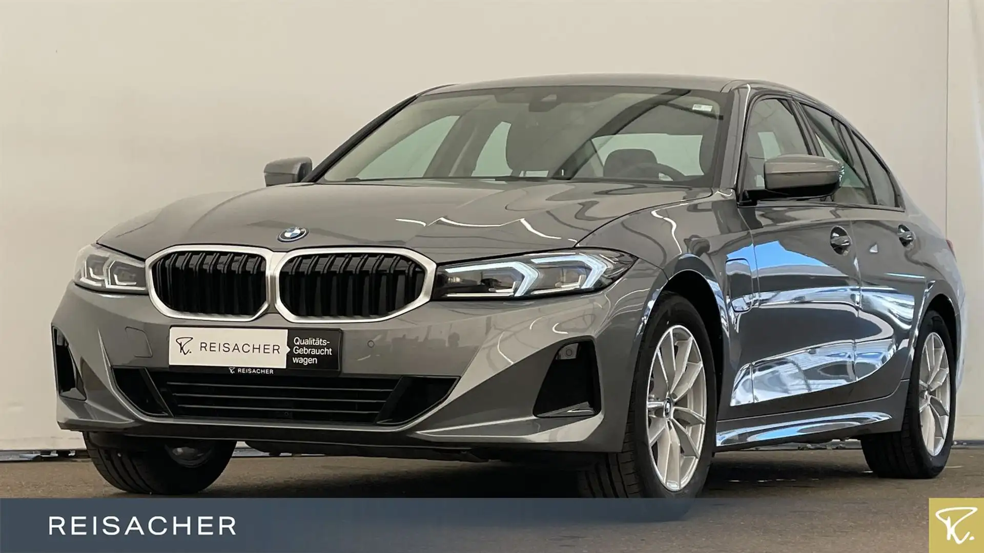 BMW 330 e A xDrive Lim AdaptLED RFK PDC HuD HiFi 17" Grau - 1