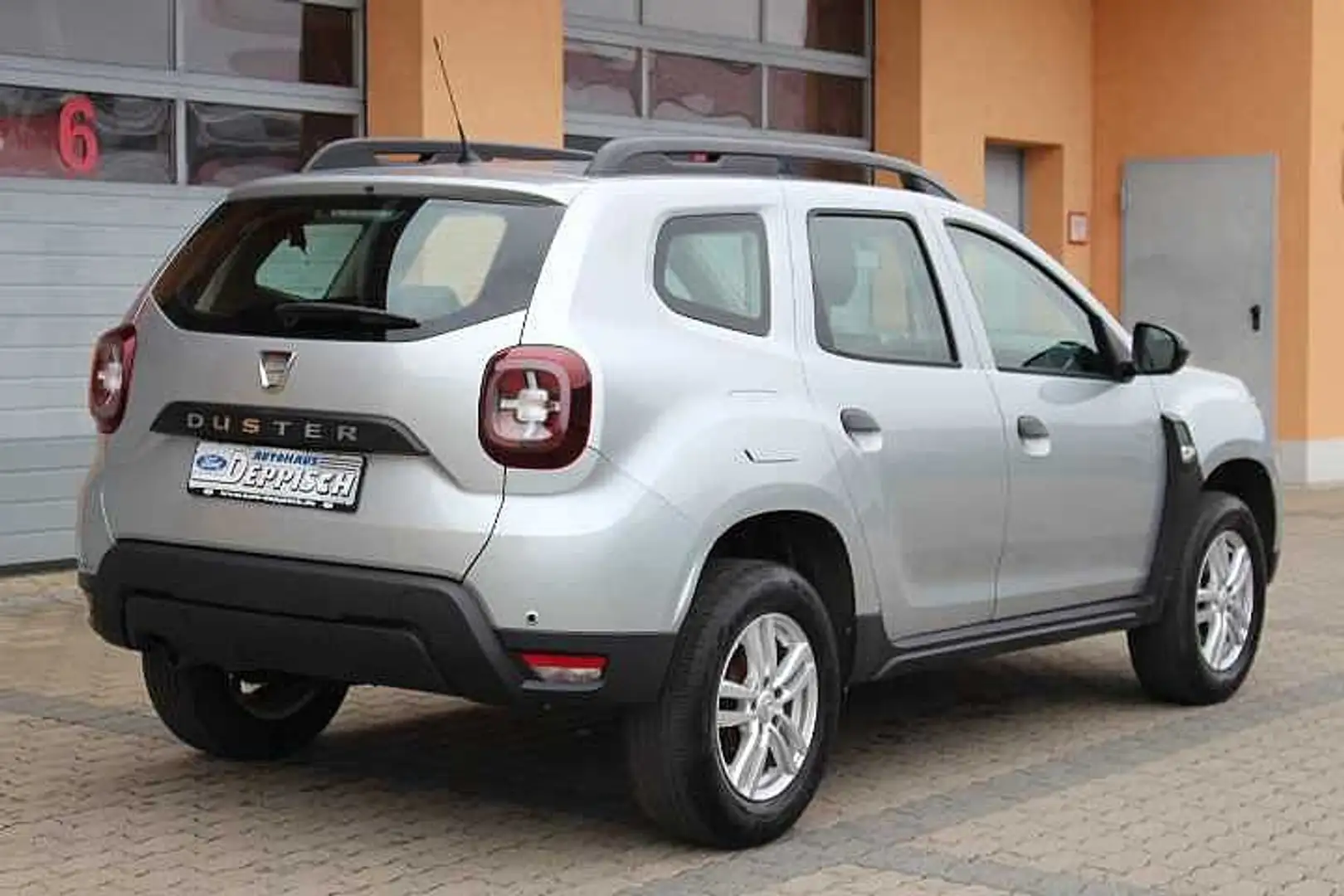 Dacia Duster TCe 90 PS 2WD Essential Silber - 2