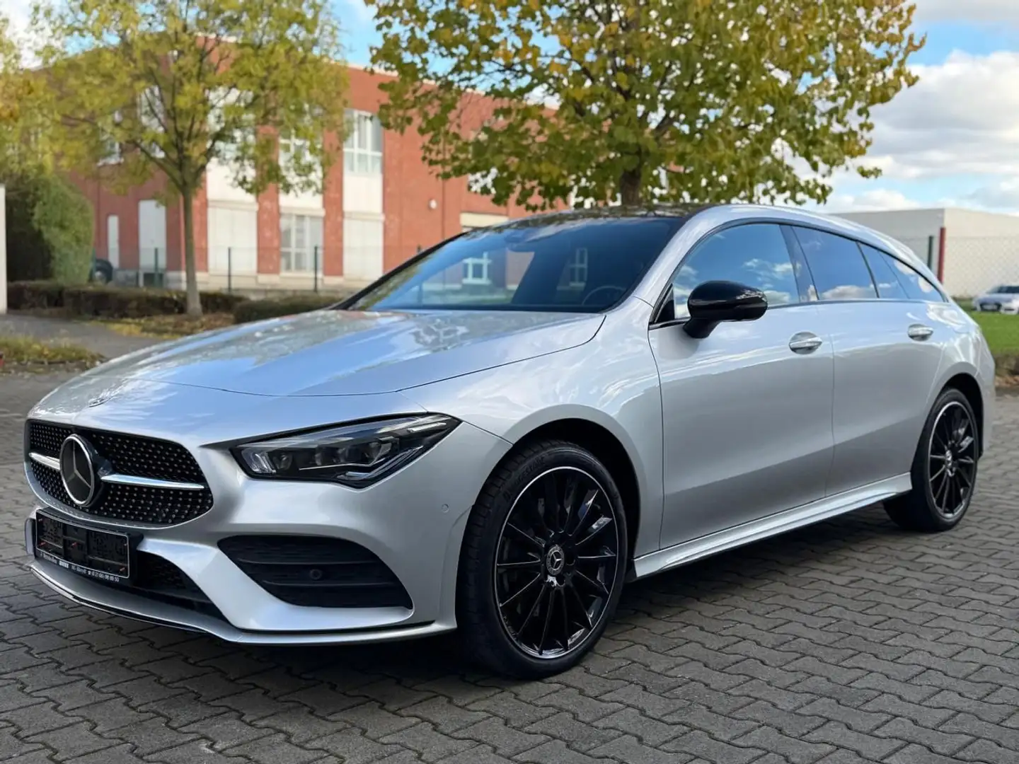 Mercedes-Benz CLA 250 e Shooting Brake AMG PANO MULTIBEAM HUD Argent - 1