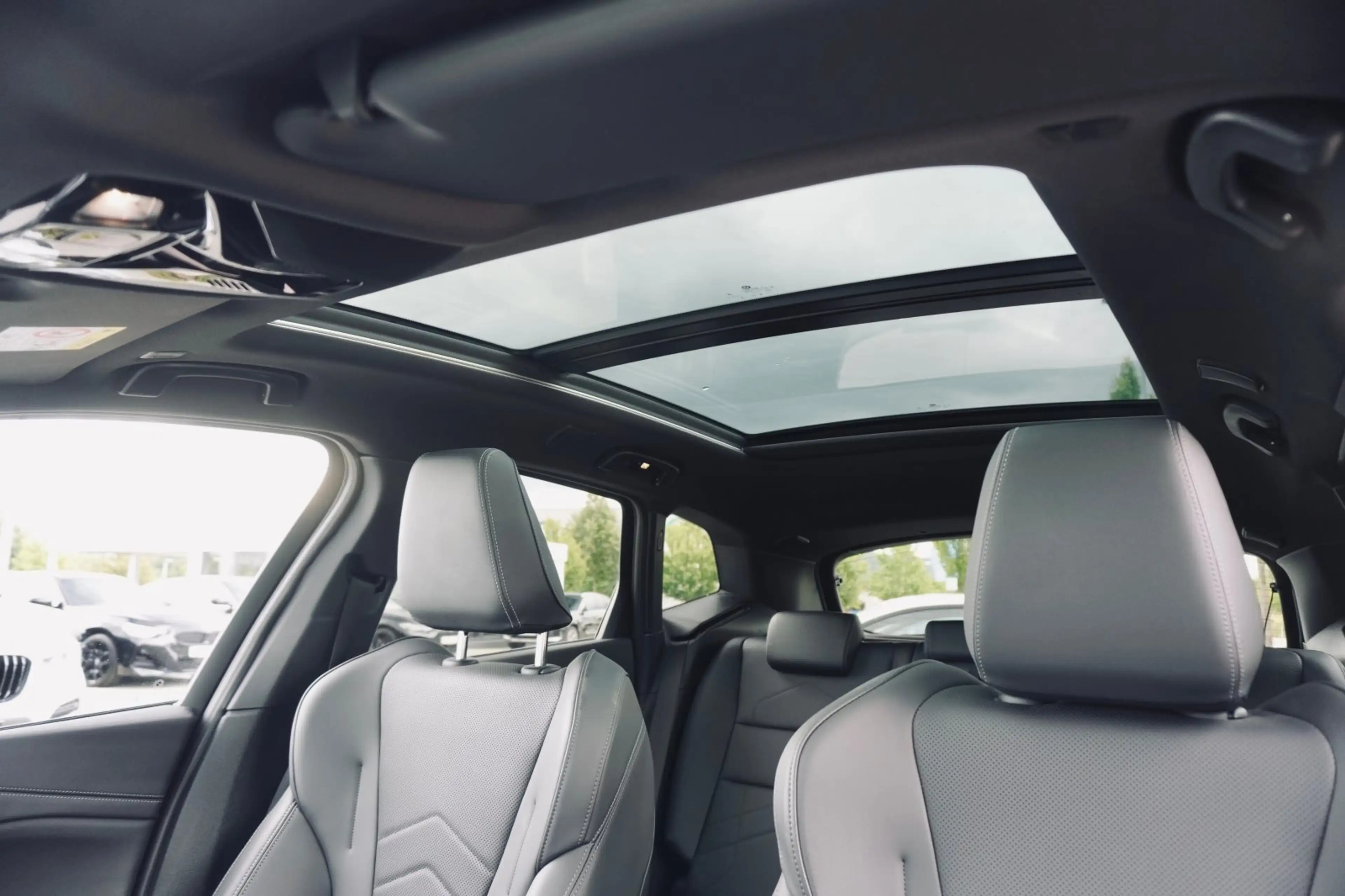 BMW 223 i Active Tourer — photo 15