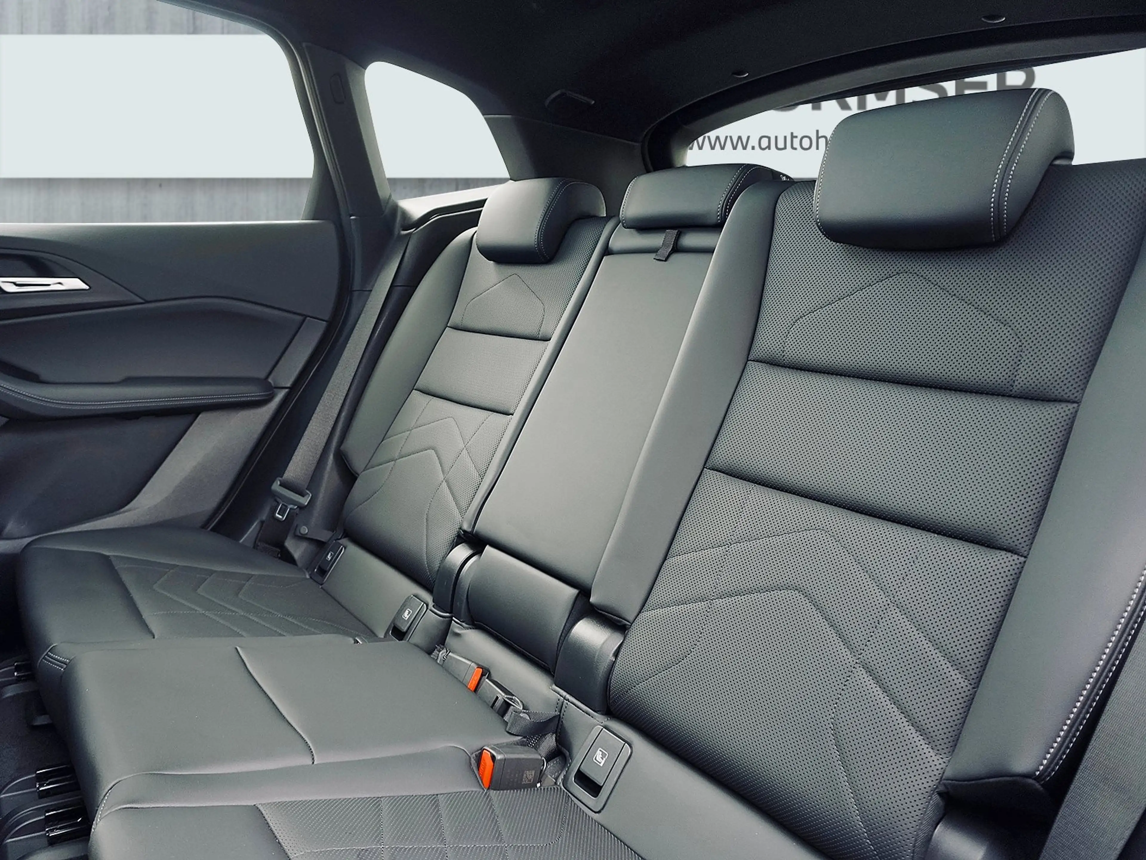 BMW 223 i Active Tourer — photo 10