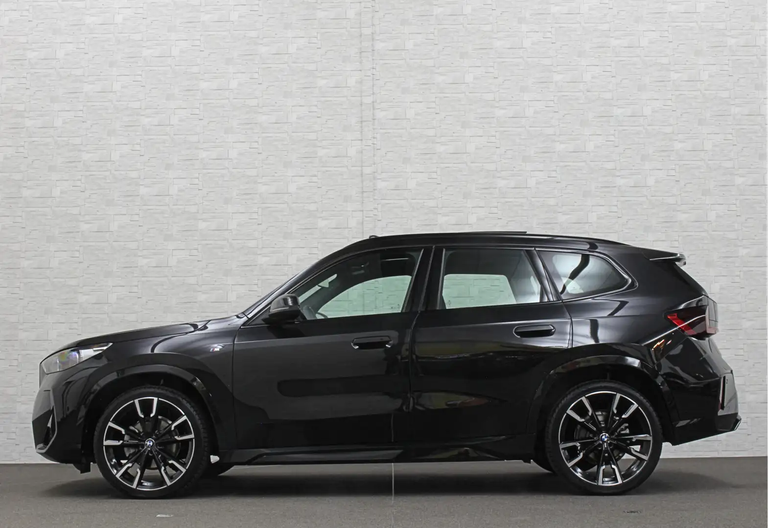 BMW X1 18i M-Sport | Panorama | Sportstoelen | Keyless-En Noir - 2