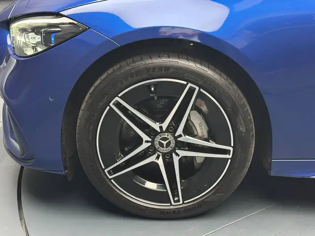 Mercedes-Benz C-Class view 9