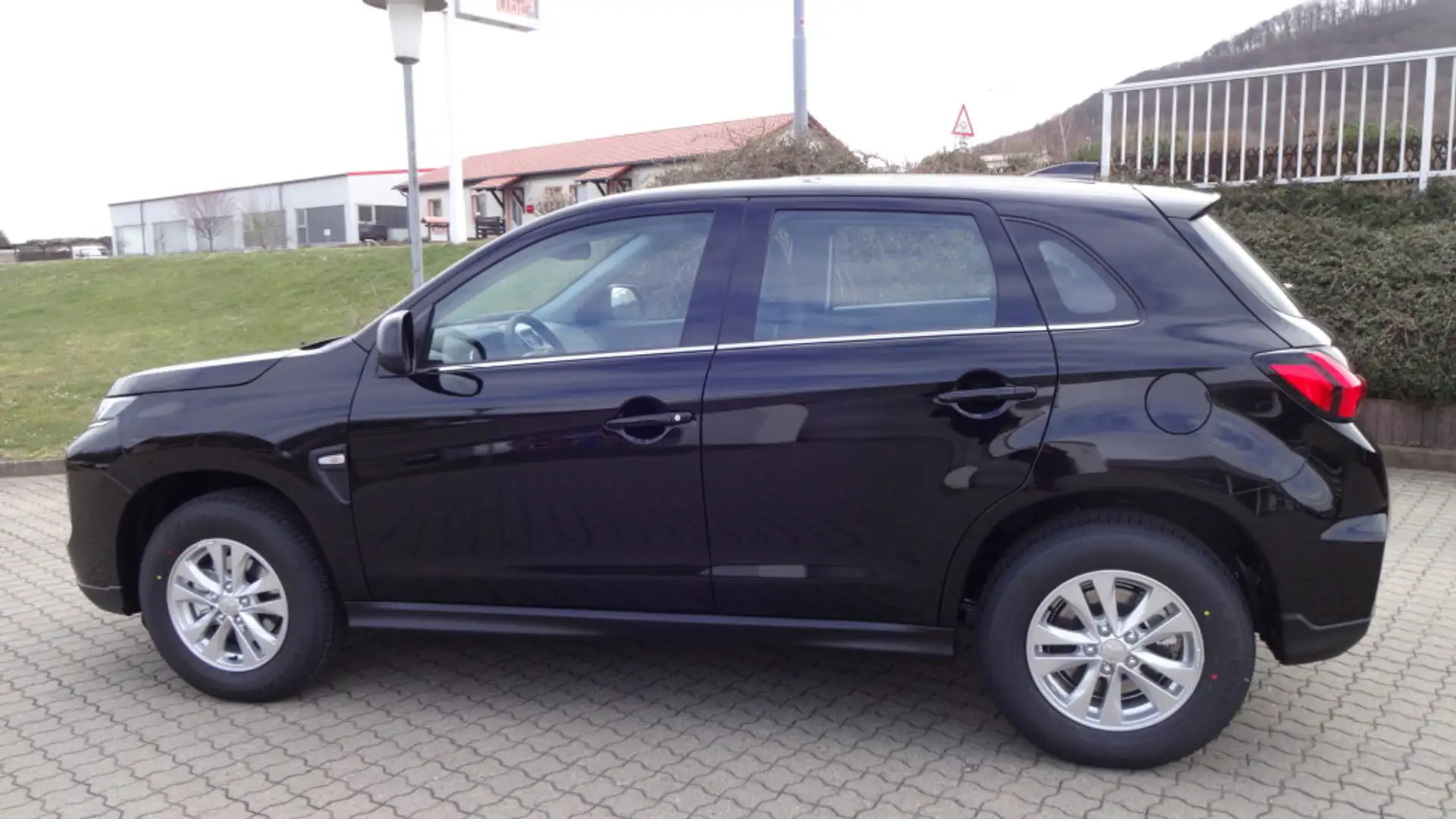 Mitsubishi ASX Spirit 2.0 MIVEC ClearTec 2WD 5-Gang Schwarz - 2