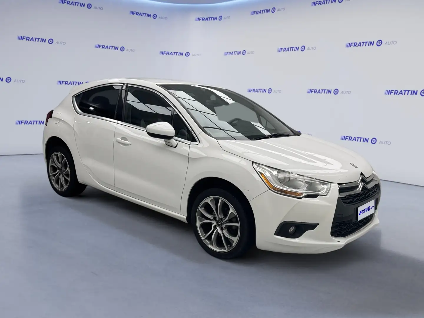 DS Automobiles DS 4 1.6 e-HDi 115 airdream CMP6 So Chic Bianco - 2