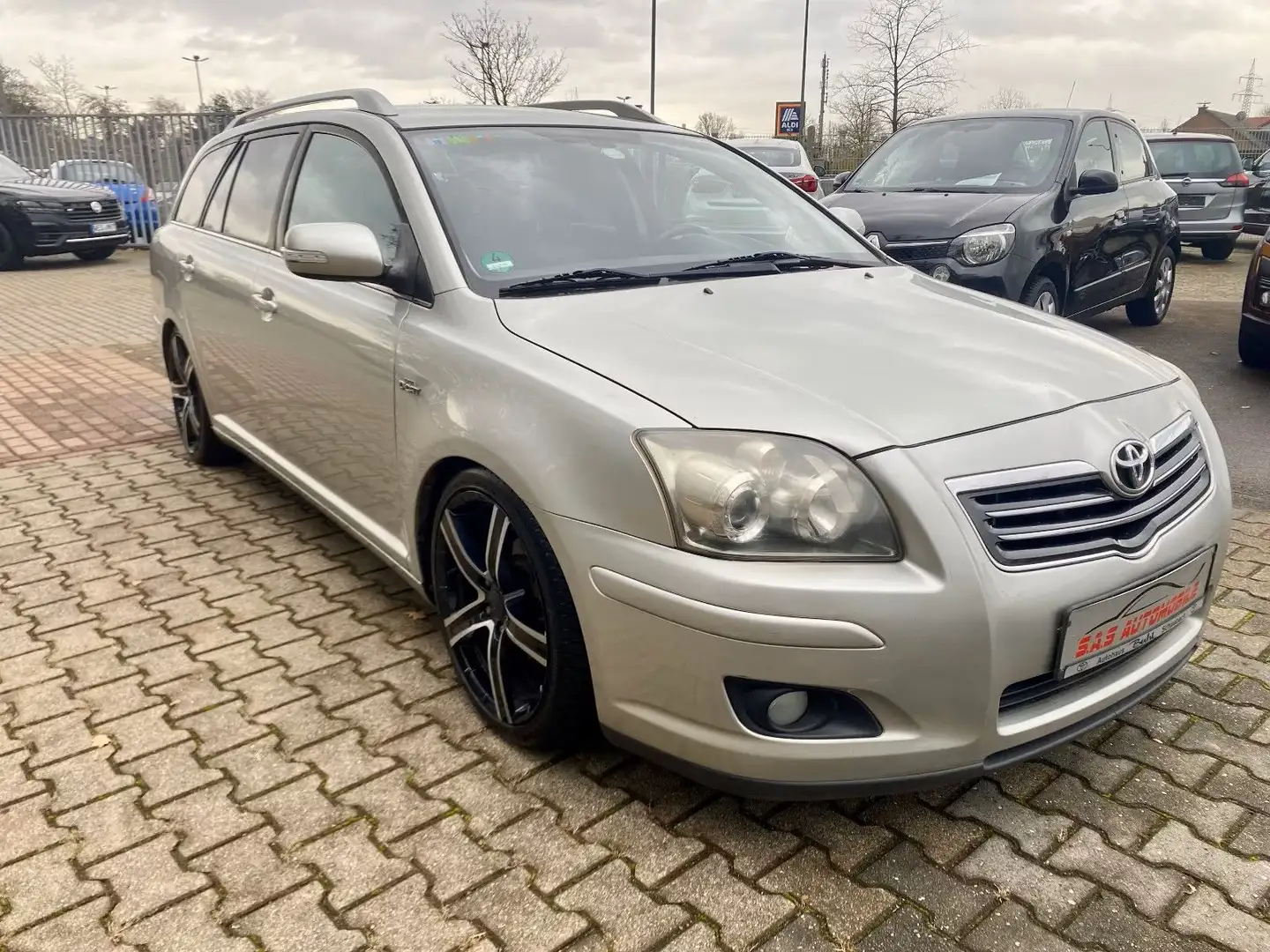 Toyota Avensis Kombi 2.2 D Travel/Gepflegter Zustand Silber - 1