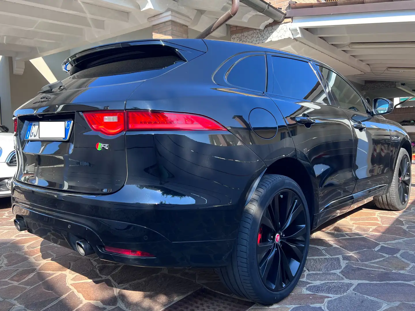 Jaguar F-Pace 3.0d V6 R-Sport awd 300cv automatica Nero - 2