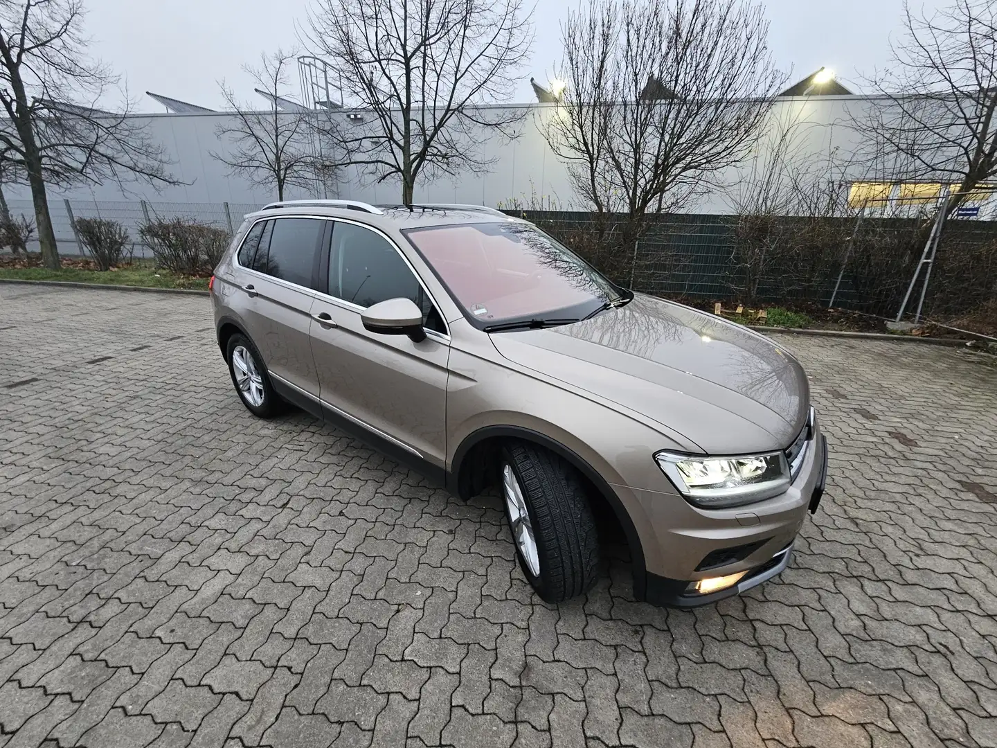 Volkswagen Tiguan Highline 2.0 TDI AHK Pano Standheizung Scheckheft Beige - 2