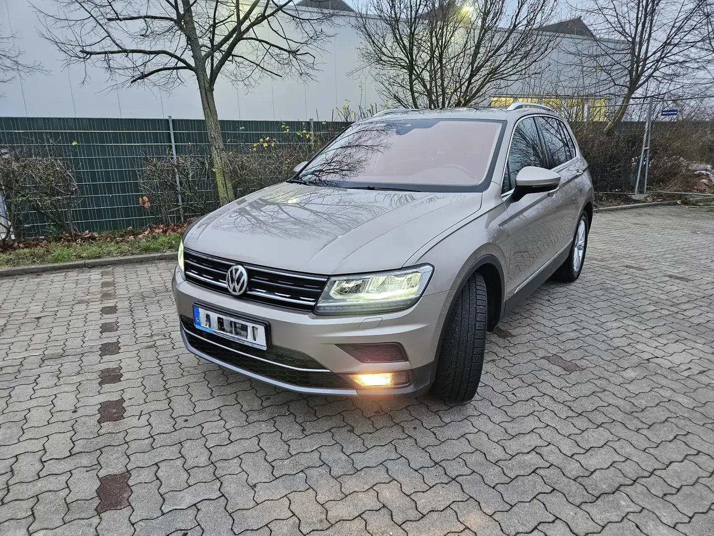Volkswagen Tiguan Highline 2.0 TDI AHK Pano Standheizung Scheckheft Beige - 1