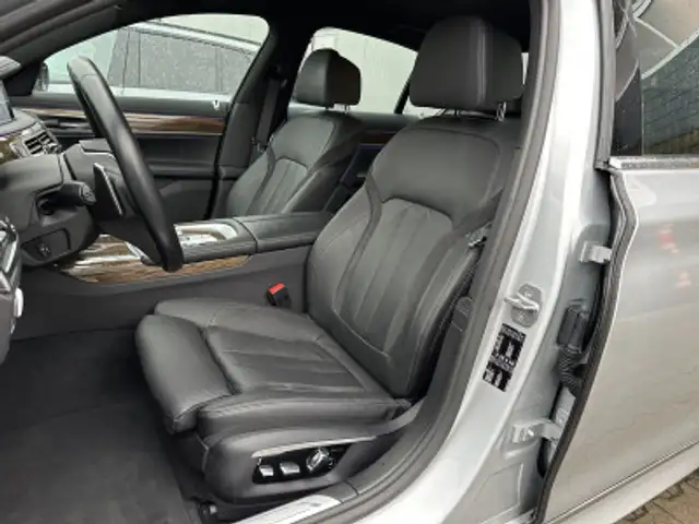 BMW 7 Series view 8