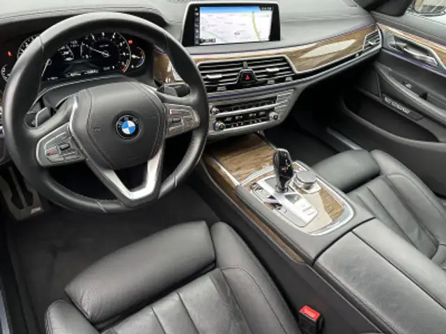 BMW 7 Series view 9