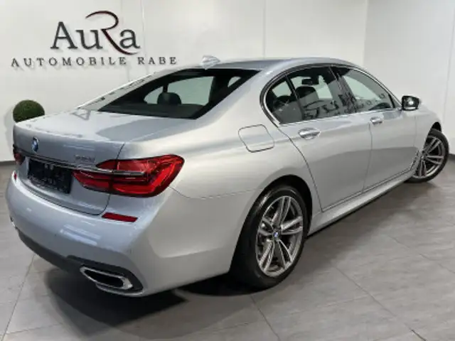BMW 7 Series view 4