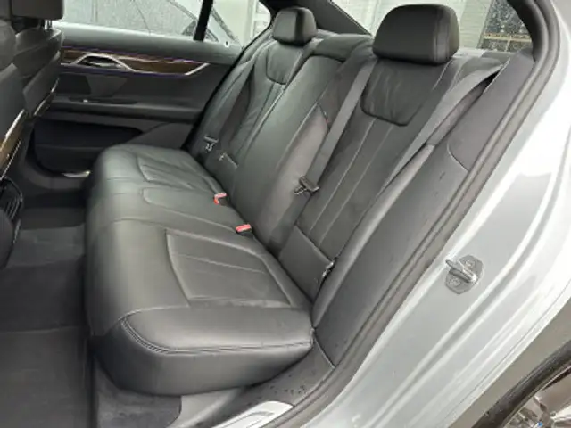 BMW 7 Series view 10