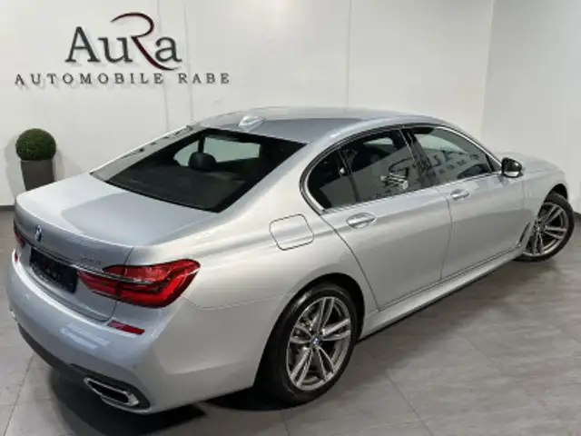 BMW 7 Series view 5