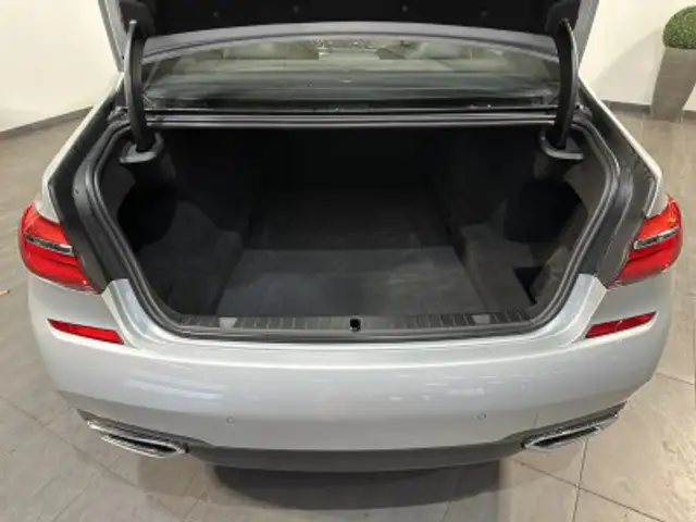 BMW 7 Series view 3