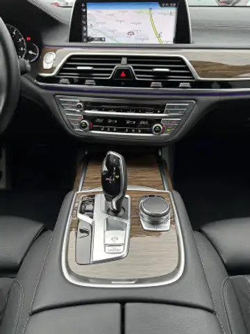 BMW 7 Series view 12