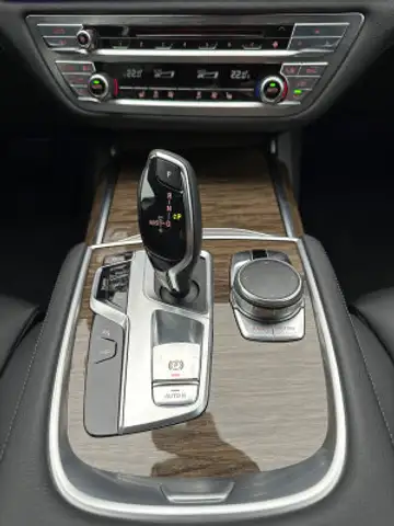 BMW 7 Series view 13