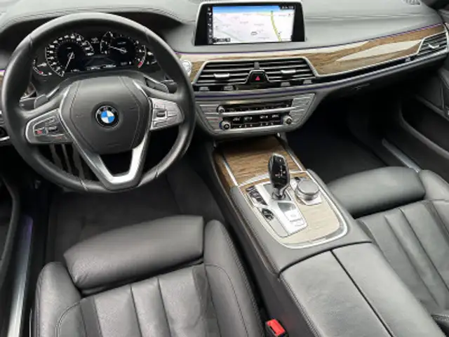 BMW 7 Series view 11