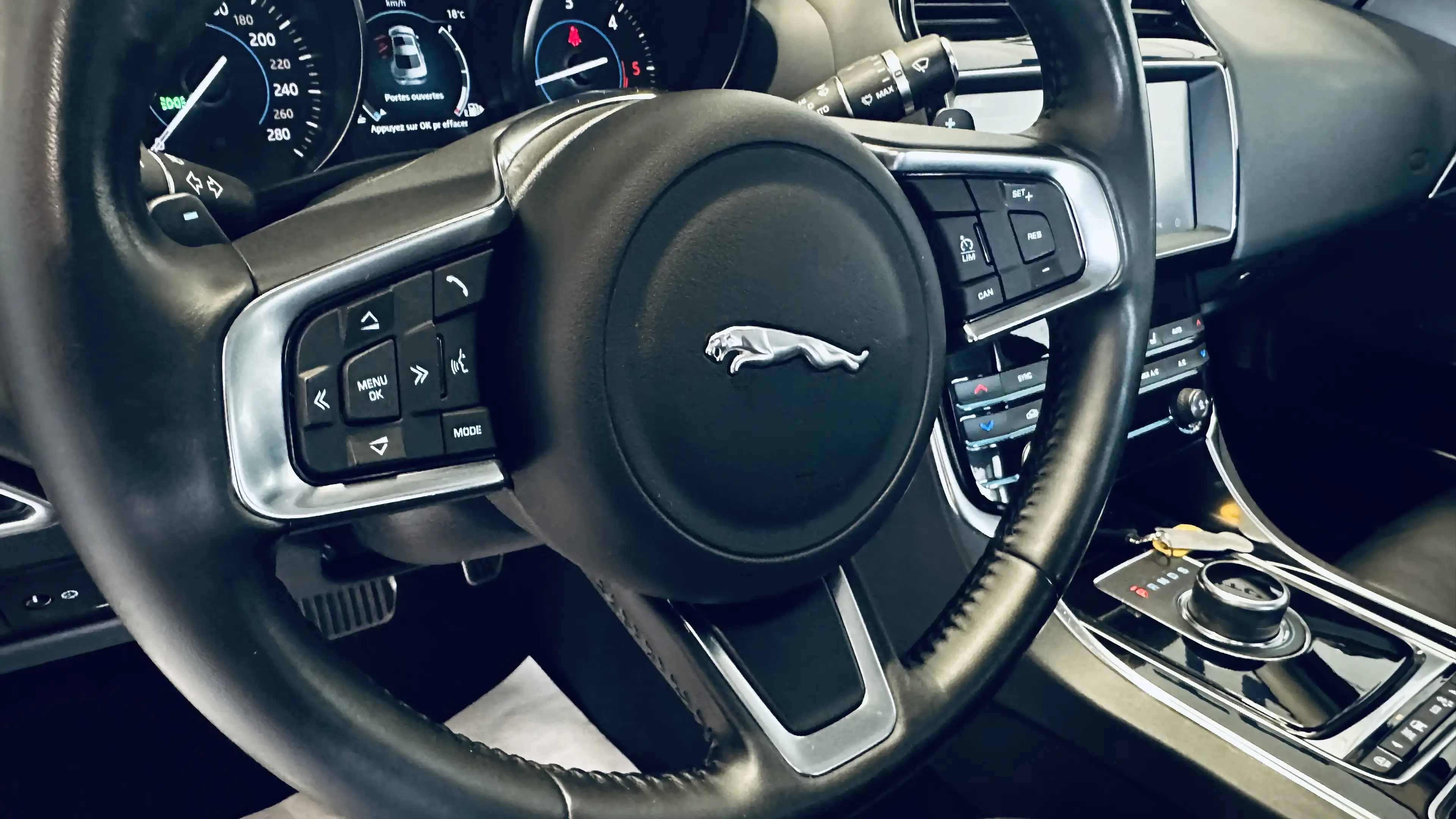 Jaguar XE XE 2.0 D E-Performance Pure 163cv LED CUIR CAMERA — photo 14