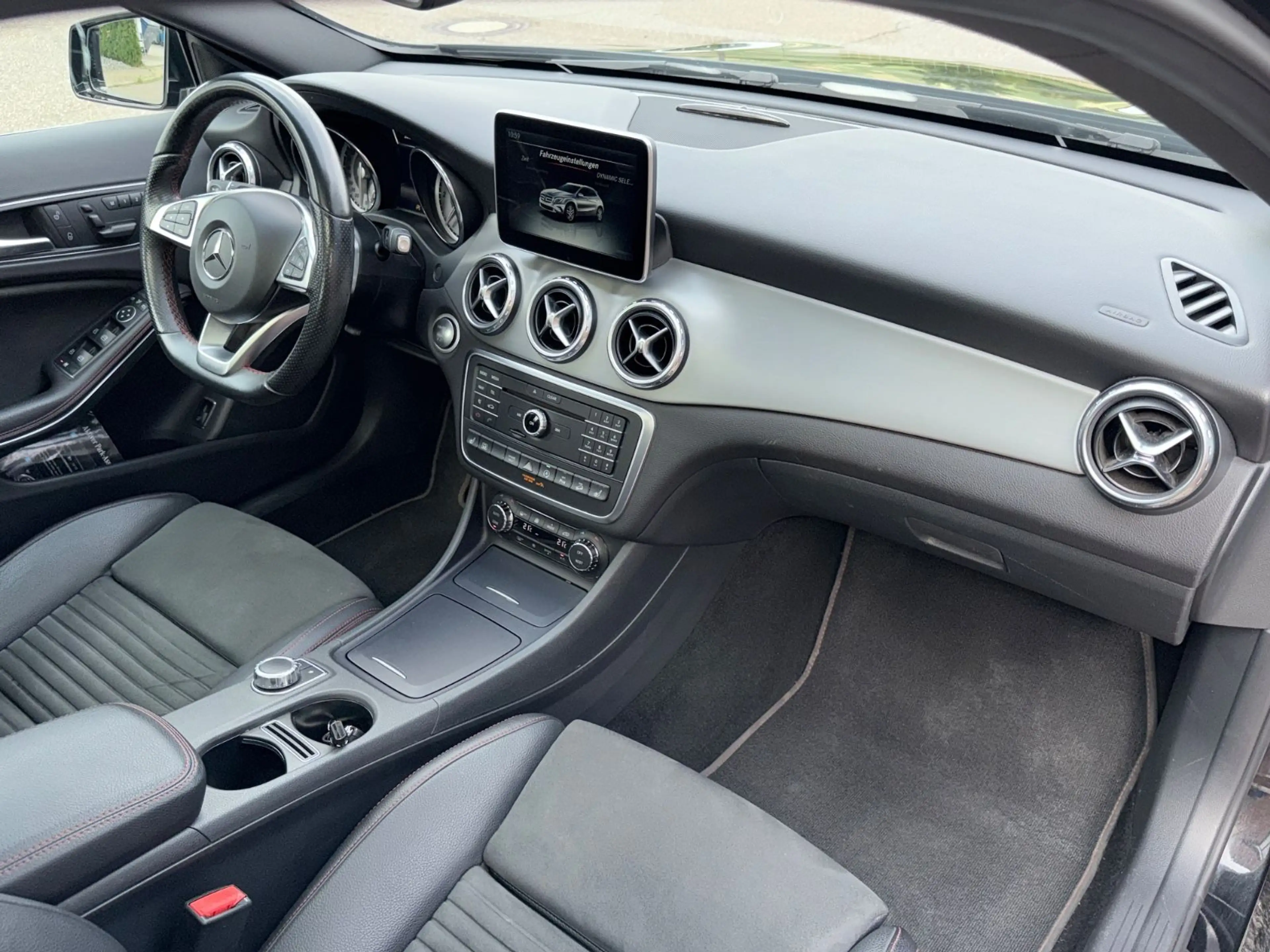 Mercedes-Benz GLA 220 CDI 4Matic Street Style AMG|PANO|R.KAMER — photo 23