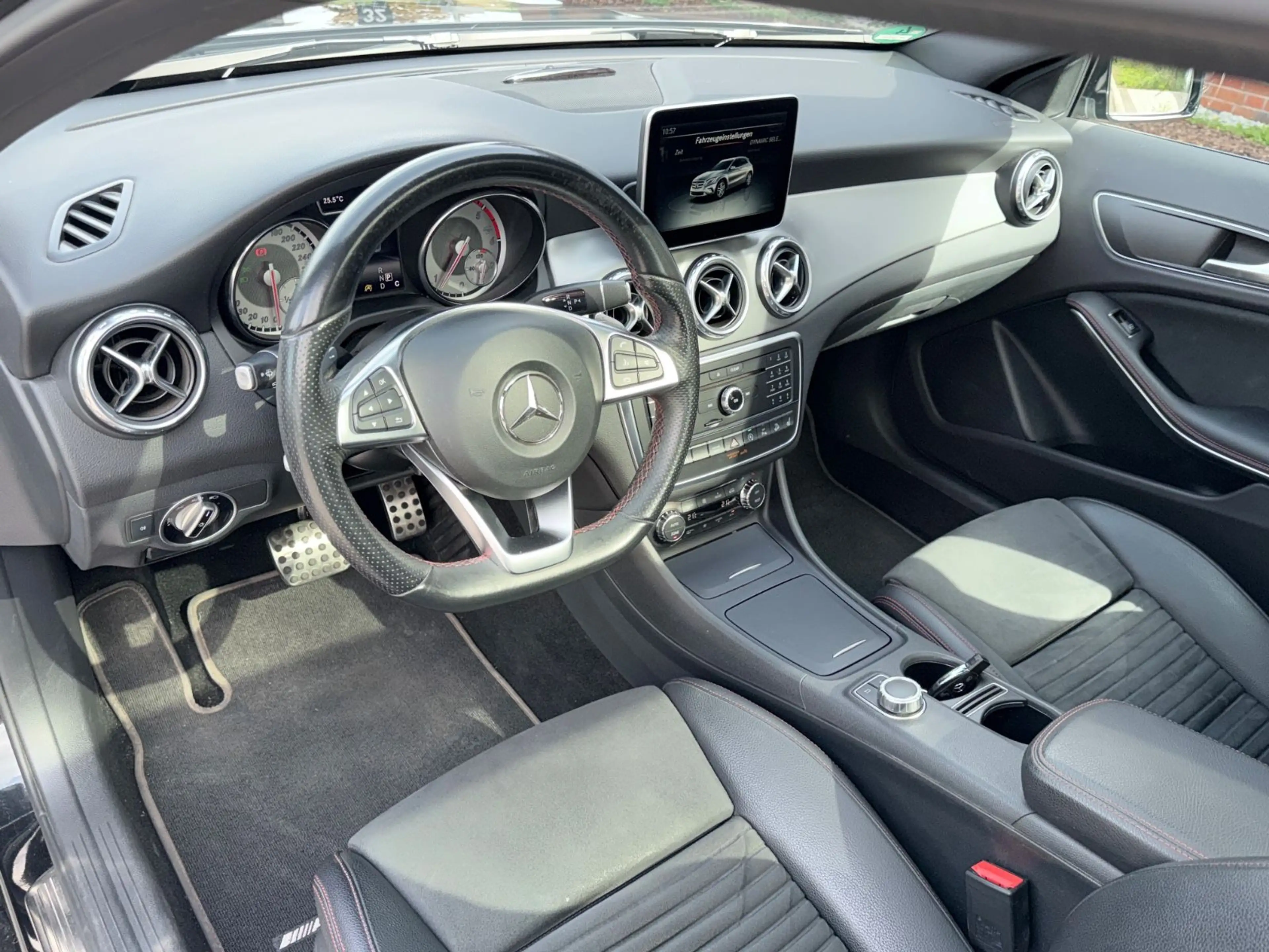 Mercedes-Benz GLA 220 CDI 4Matic Street Style AMG|PANO|R.KAMER — photo 16