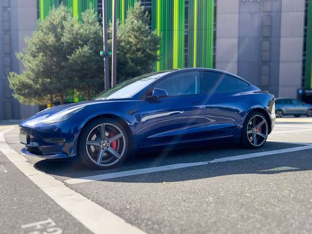 Imagine Tesla Model 3 Model 3 Performance (AMD Ryzen-Prozessor)