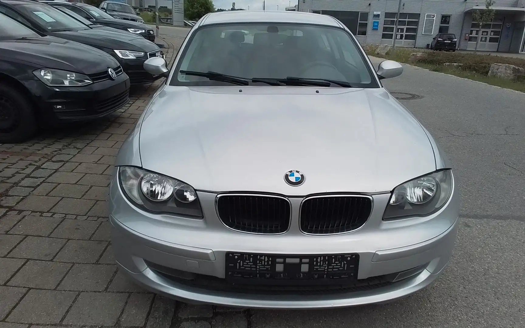 BMW 118 Baureihe 1 Lim. 118d Plateado - 1