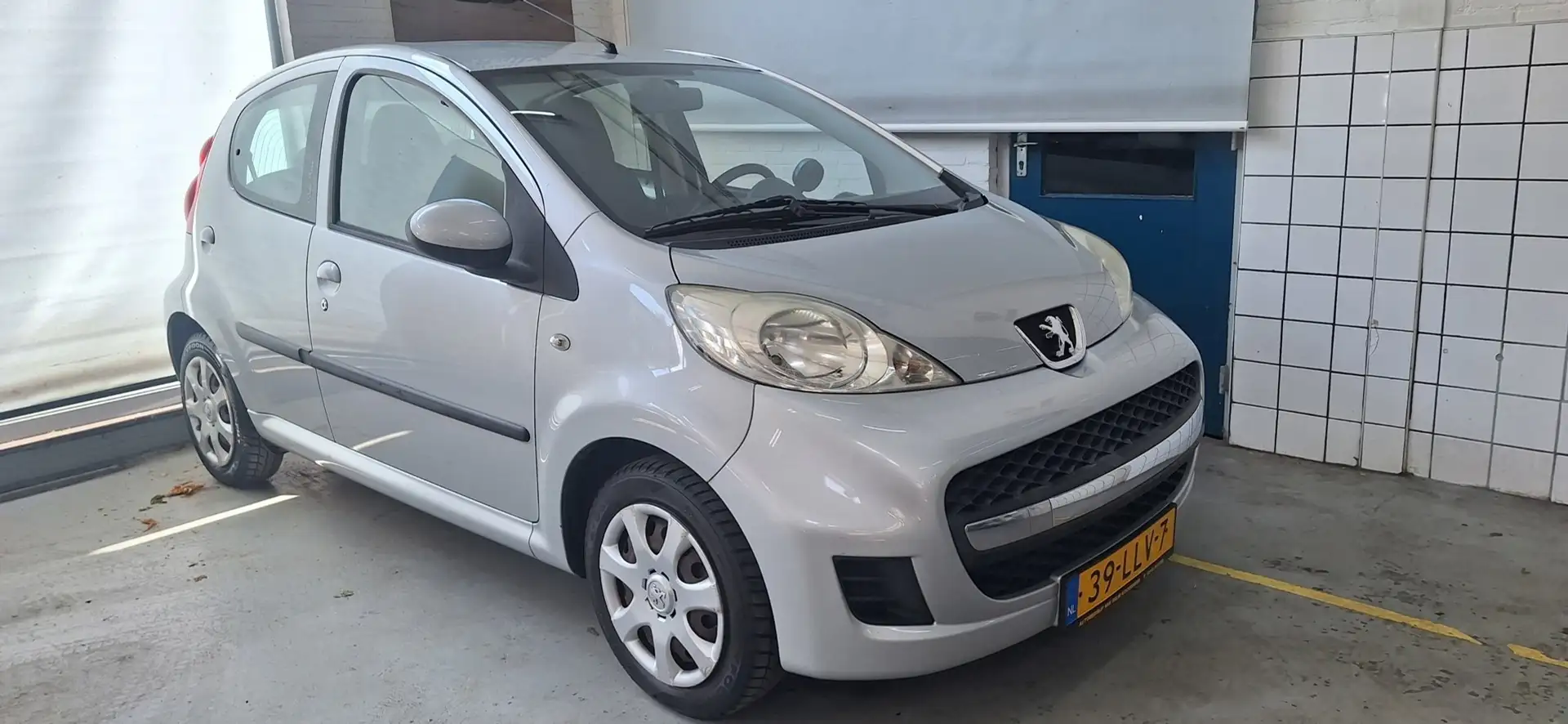Peugeot 107 1.0-12V Urban Move Grijs - 1