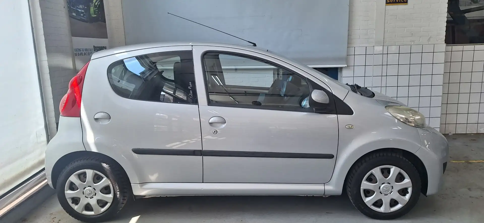 Peugeot 107 1.0-12V Urban Move Grijs - 2