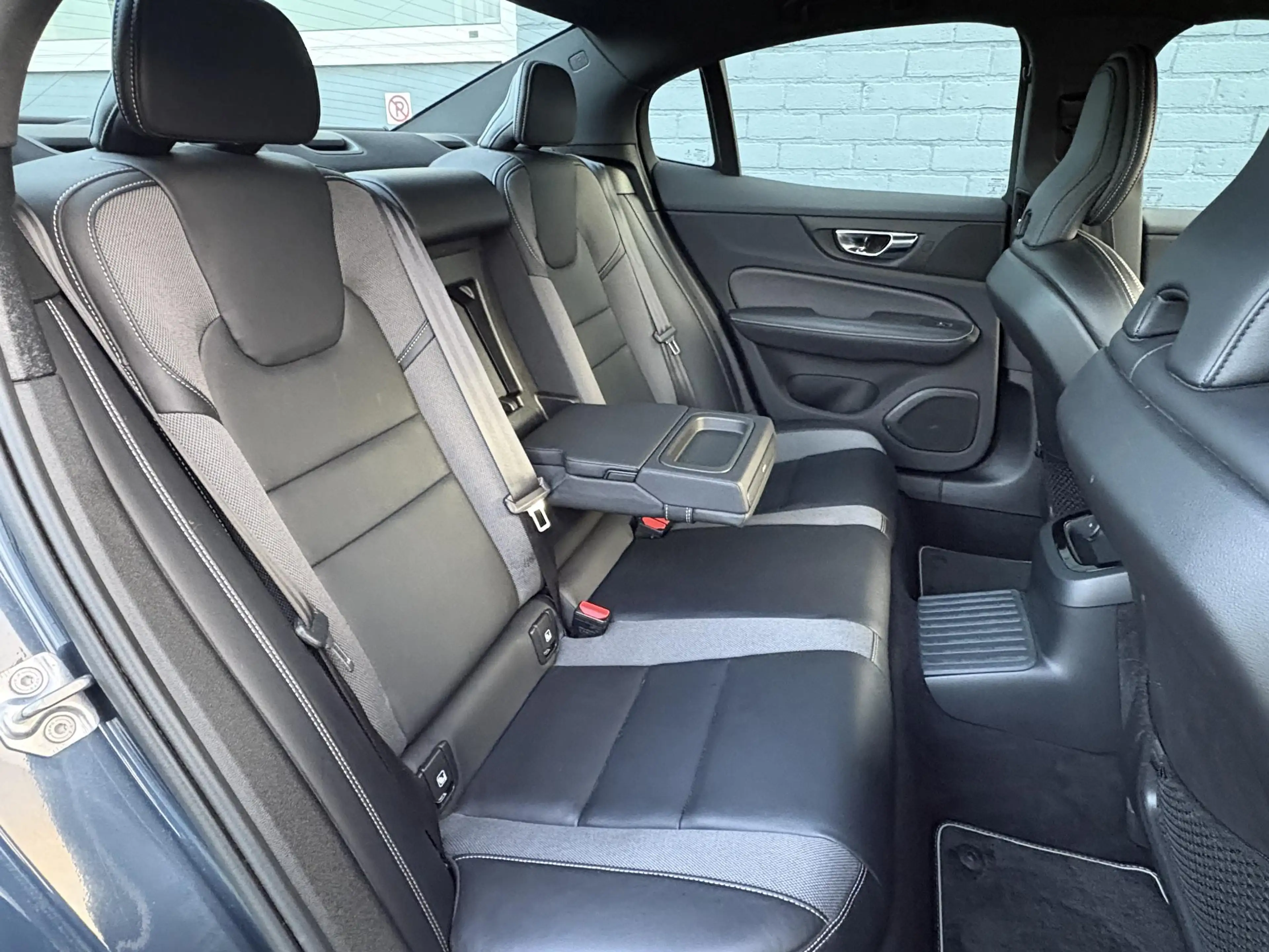 Volvo S60 2.0 Recharge T8 AWD R-Design | Trekhaak | Standkac — photo 6