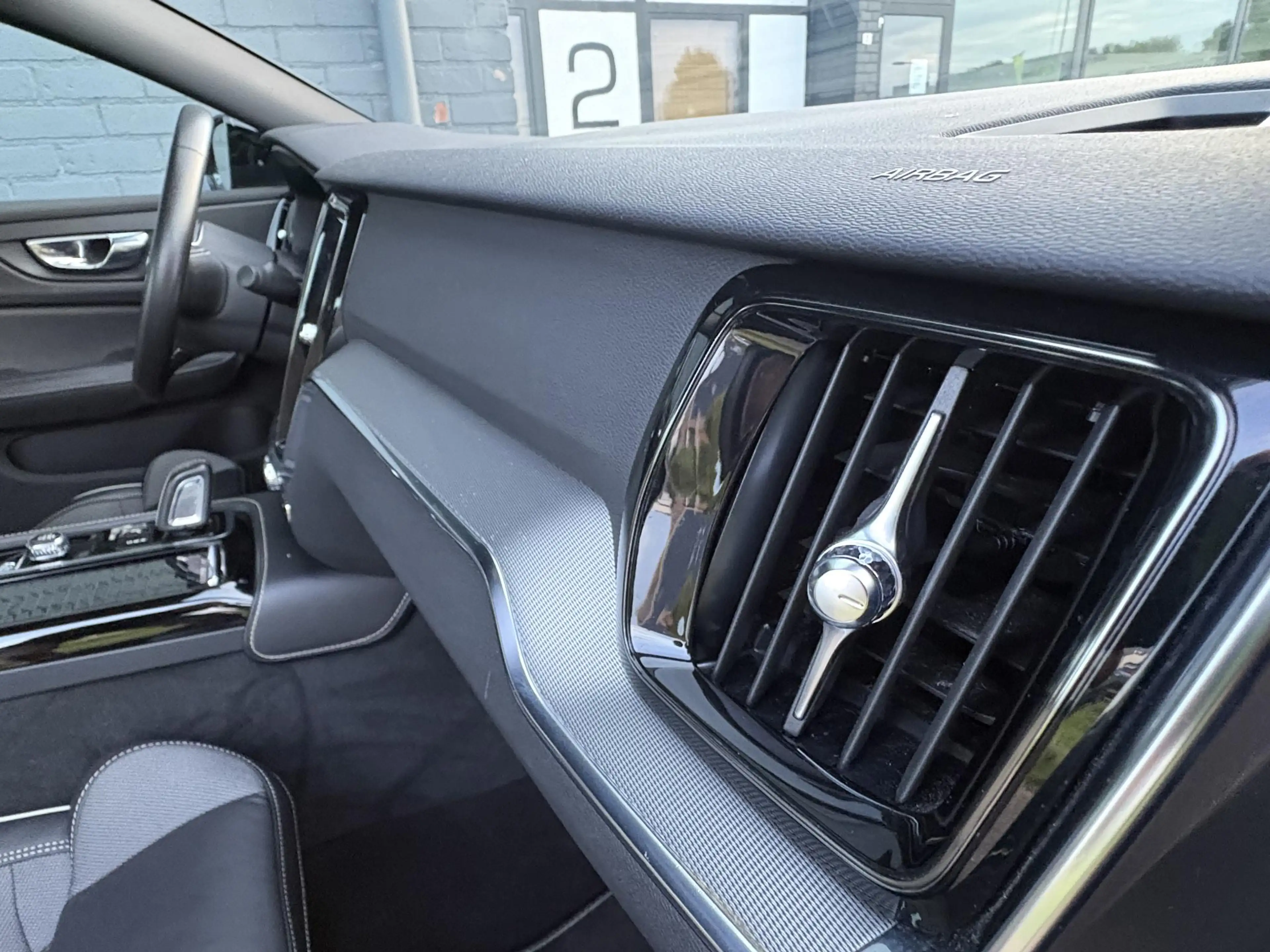 Volvo S60 2.0 Recharge T8 AWD R-Design | Trekhaak | Standkac — photo 13