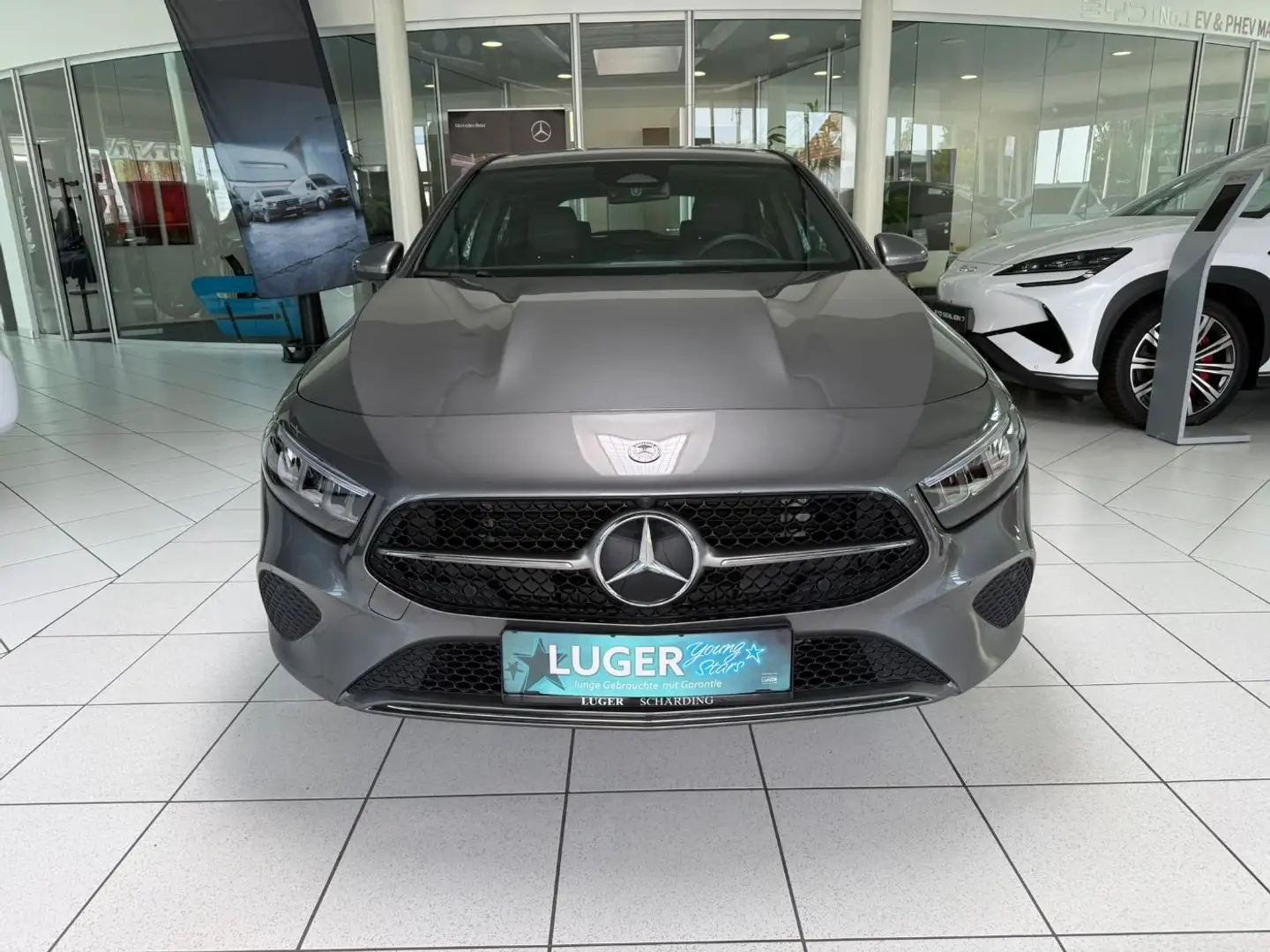 Mercedes-Benz A 180 d RKam Klima Shz Navi Xenon Grau - 2