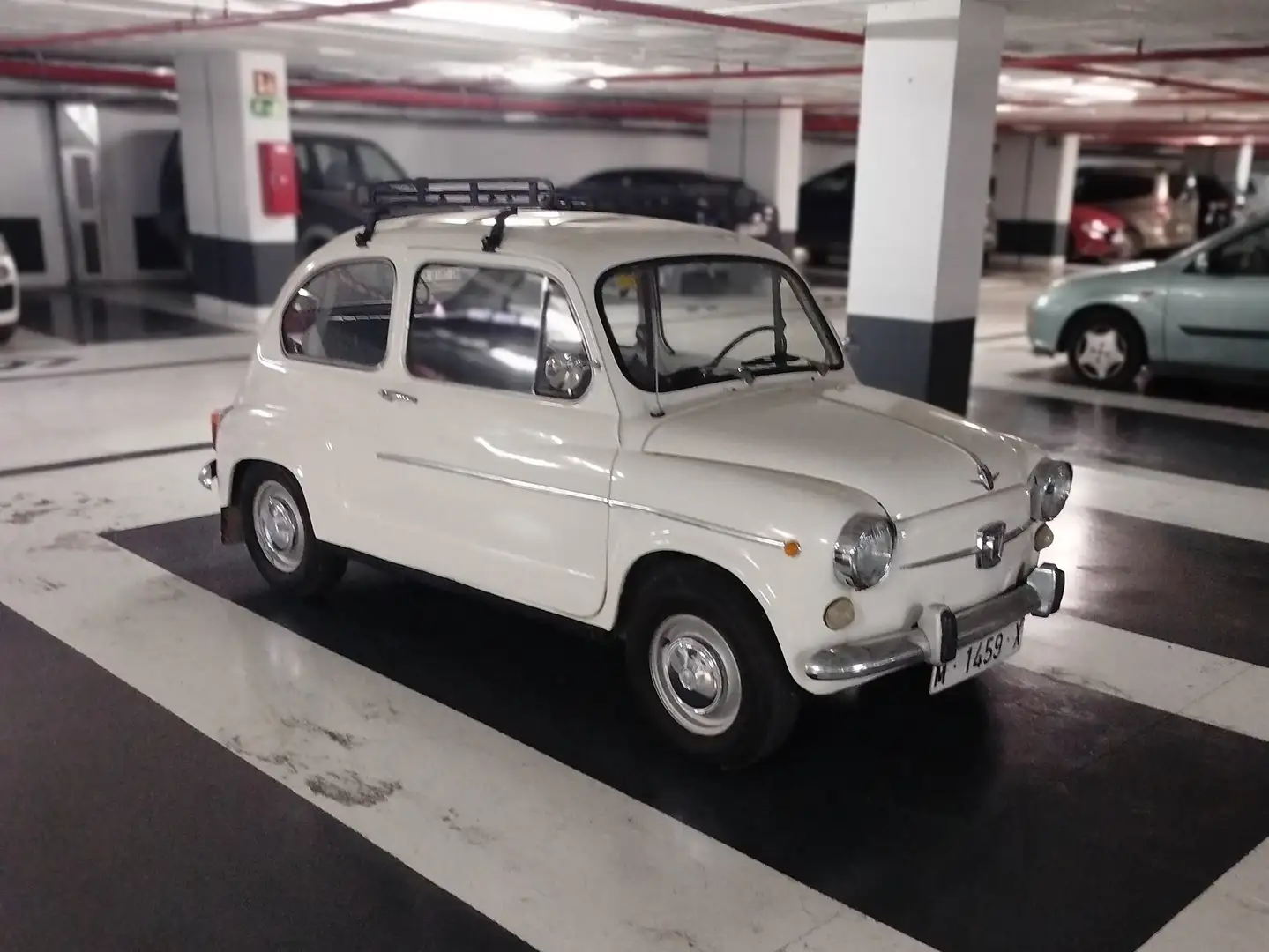 SEAT 600e Белый - 2