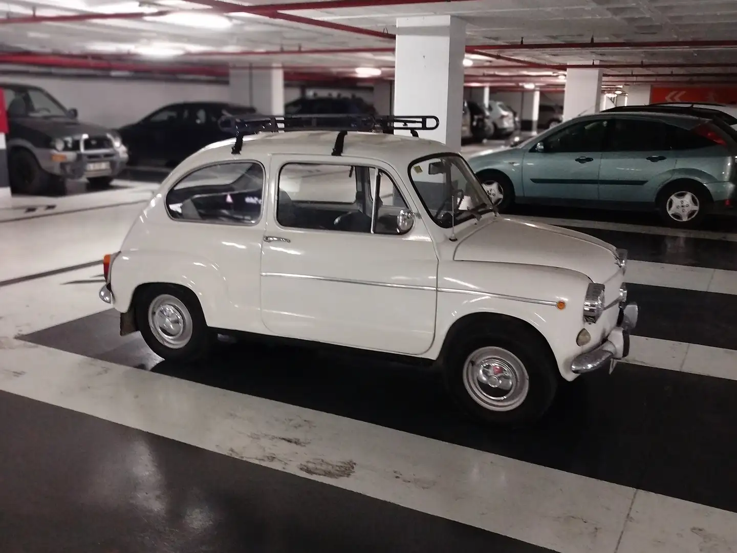 SEAT 600e Белый - 1