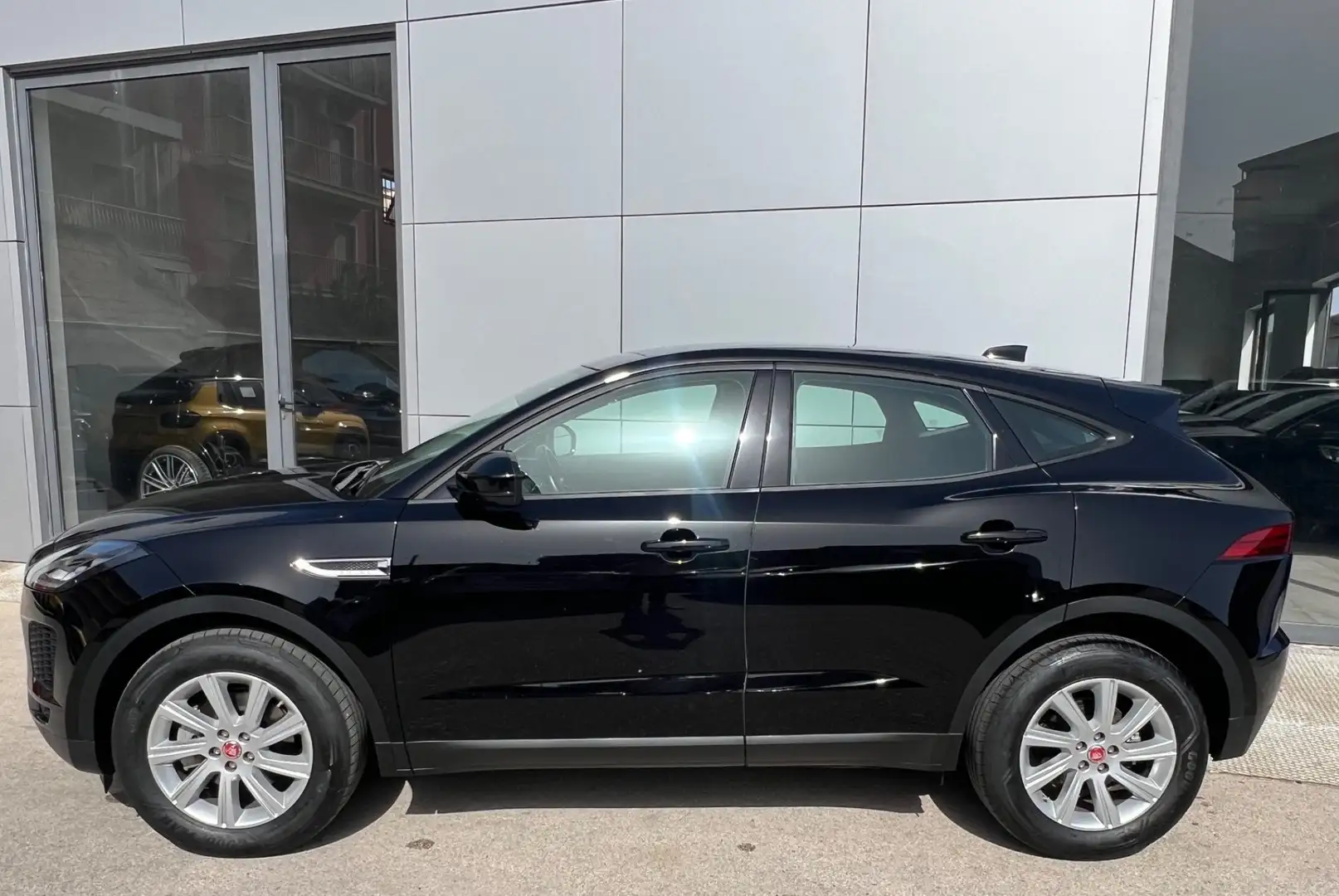 Jaguar E-Pace 2.0d i4 S awd possibilità noleggio no scoring Fekete - 2