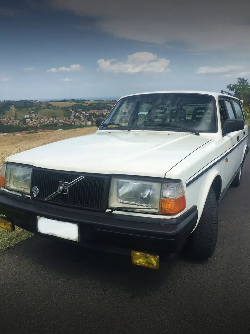 Volvo 240 POLAR White - 1