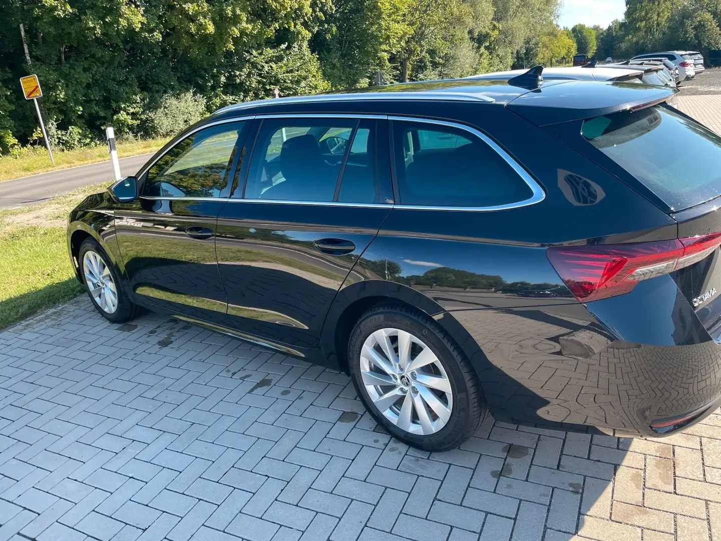 Skoda Octavia 1.5 TSI MHEV 110kW DSG Selection Schwarz - 2