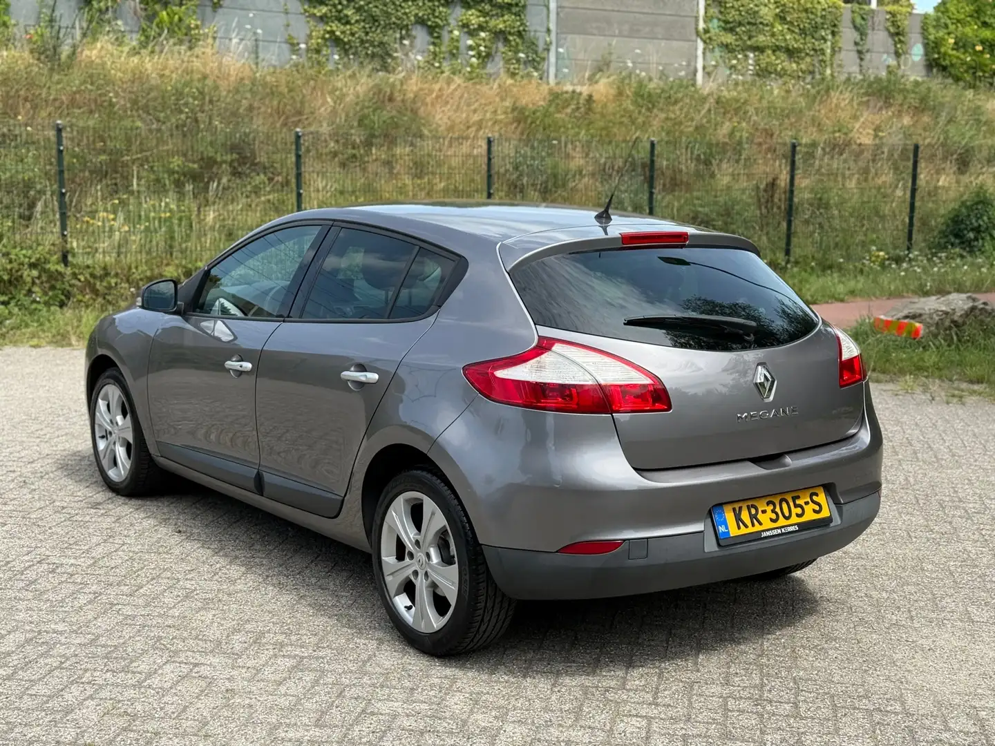 Renault Megane 1.6 Expression AIRCO I 5DRS I CARPLAY I CRUISE I S Grijs - 2