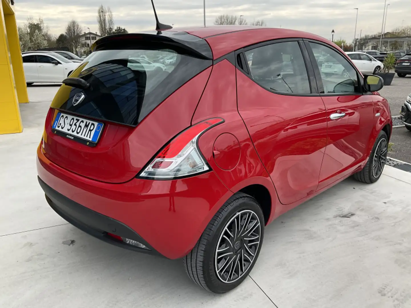 Lancia Ypsilon 1.0 FireFly 5 porte S&S Hybrid Silver Rosso - 2