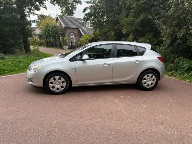 Opel Astra view 6