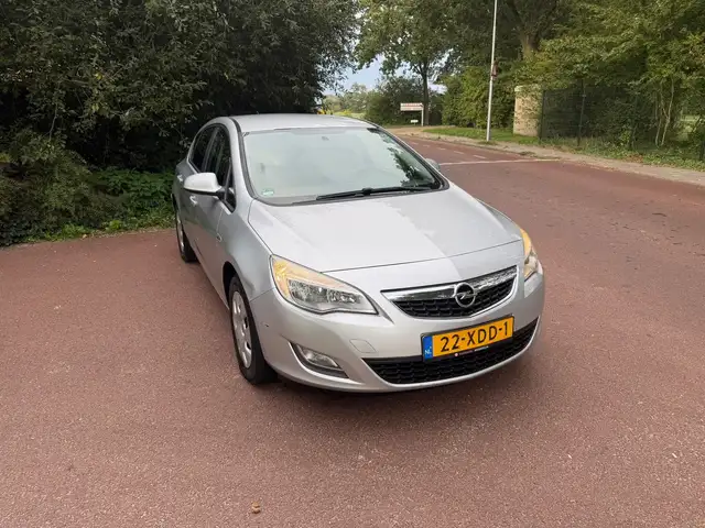 Opel Astra view 3