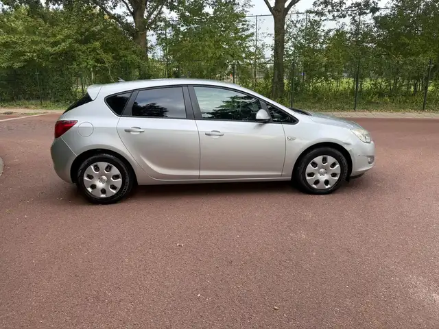 Opel Astra view 4