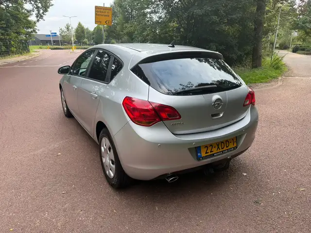 Opel Astra view 5
