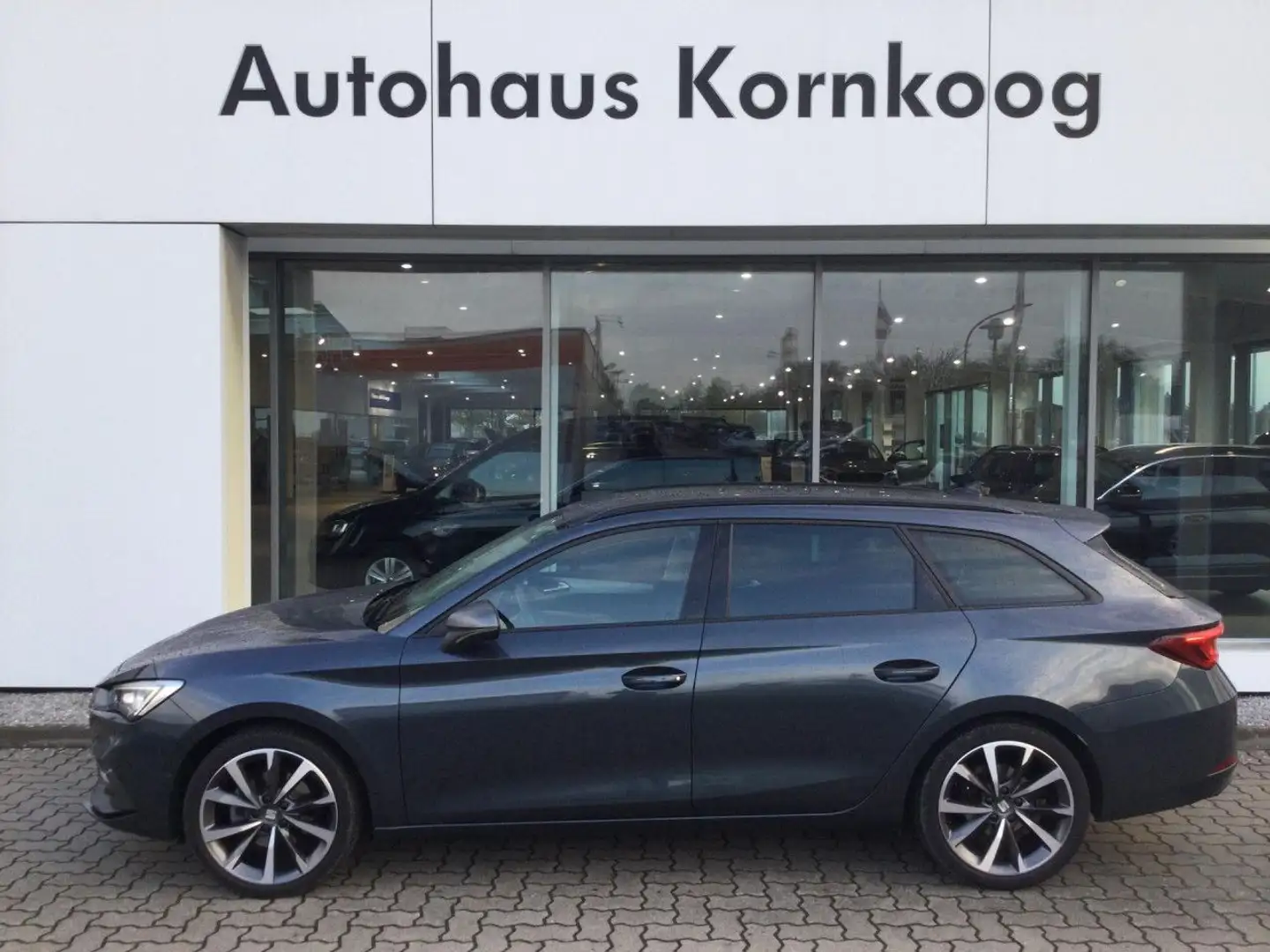 SEAT Leon Sportstourer 1.5 eTSI FR AHK Pano Bluetooth Grau - 1