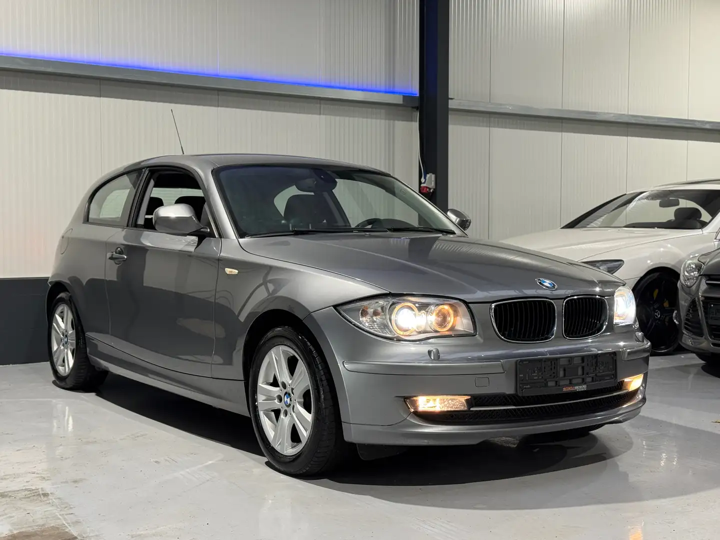BMW 118 118d LCI XENON KLIMAAUT TEMP PDC EURO 5 LM 2.HAND Grau - 1