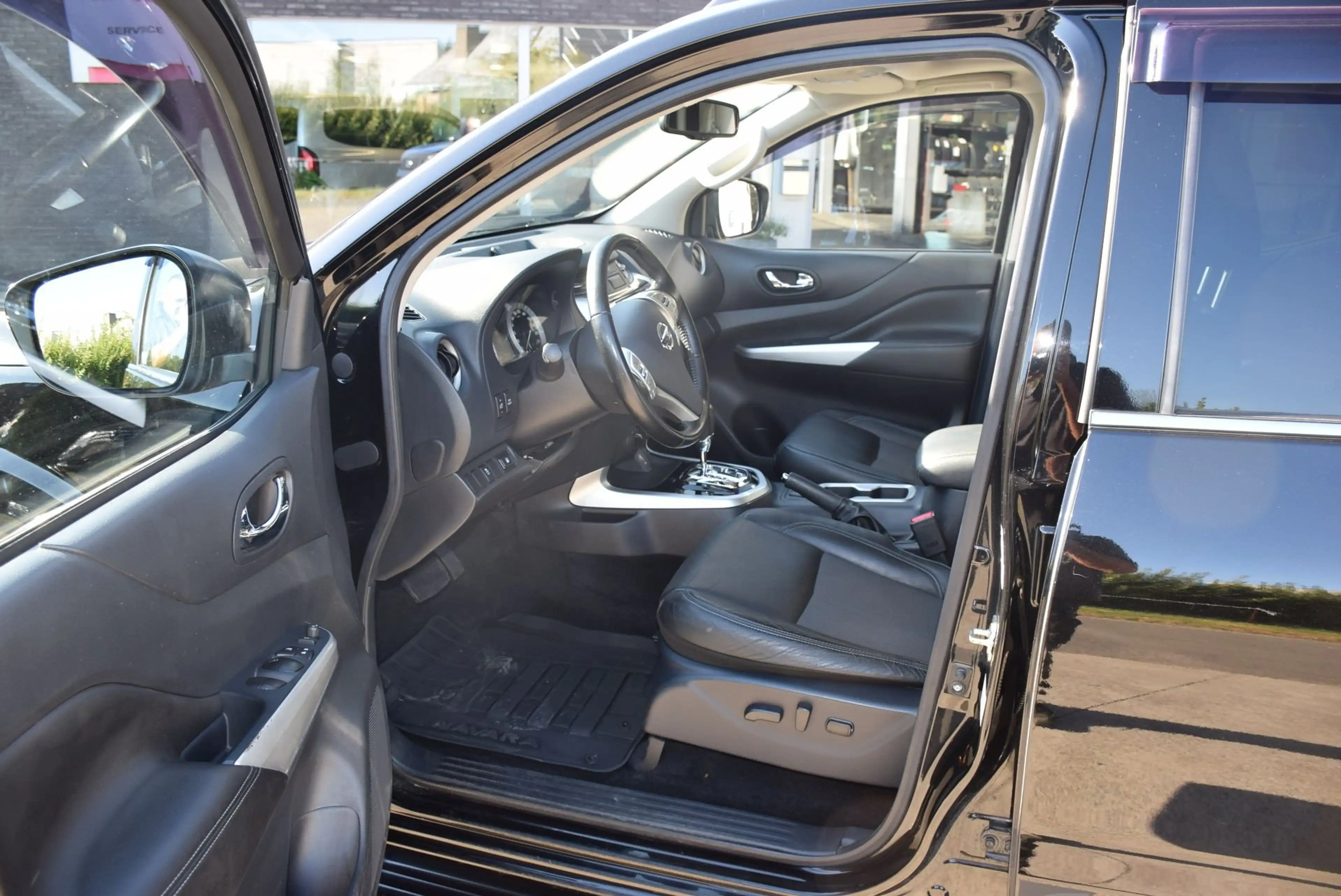 Nissan Navara dCi N-Guard Double Cab AUT — photo 9