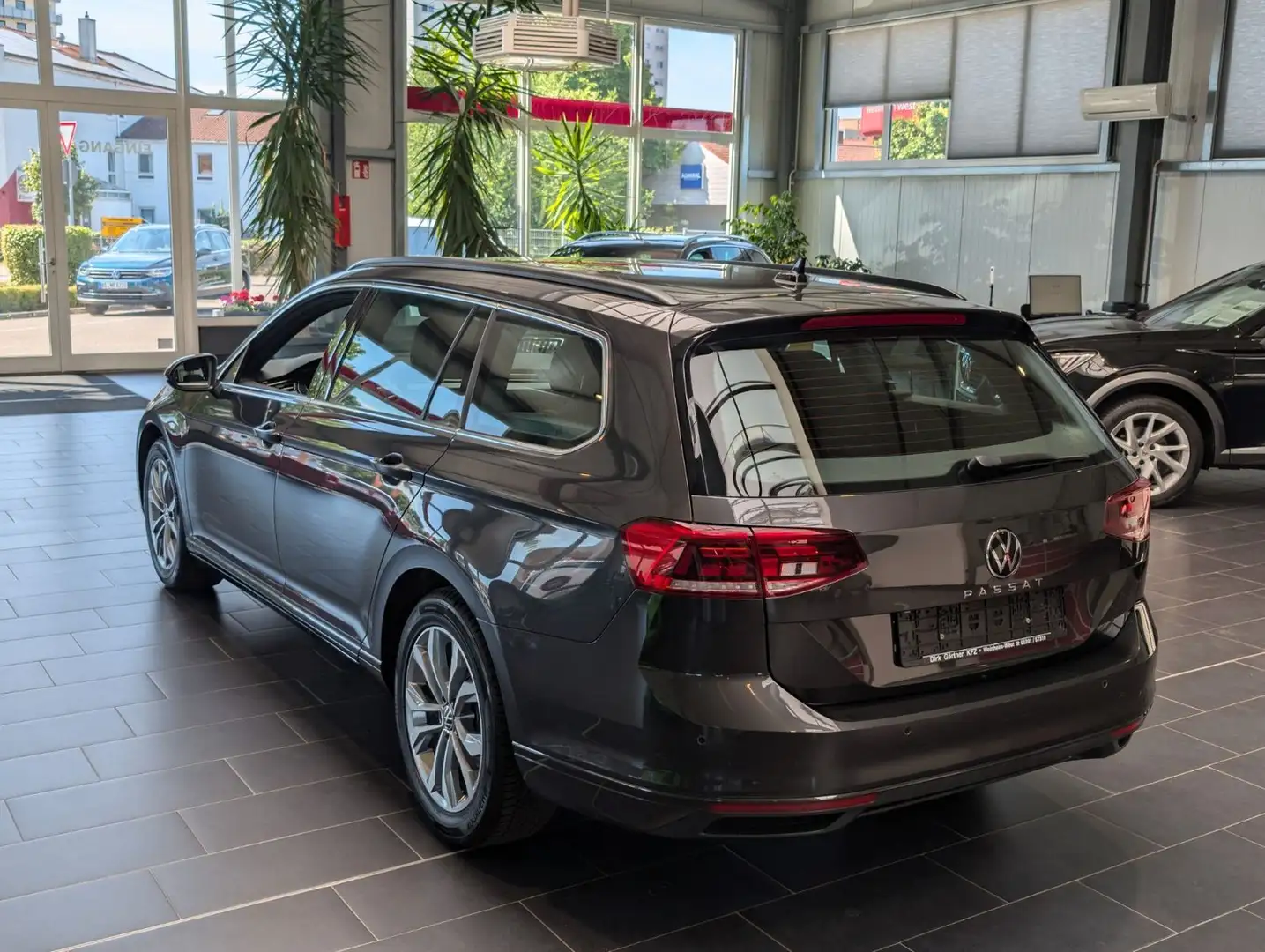 Volkswagen Passat Variant 2.0 TSI OPF DSG Busi AHK 1.Hand Grau - 2
