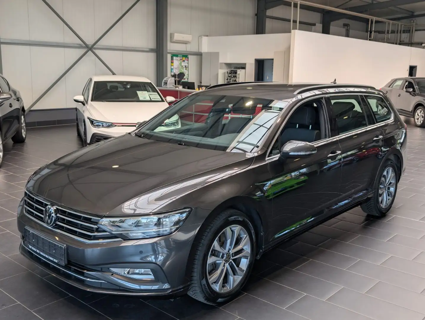 Volkswagen Passat Variant 2.0 TSI OPF DSG Busi AHK 1.Hand Grau - 1