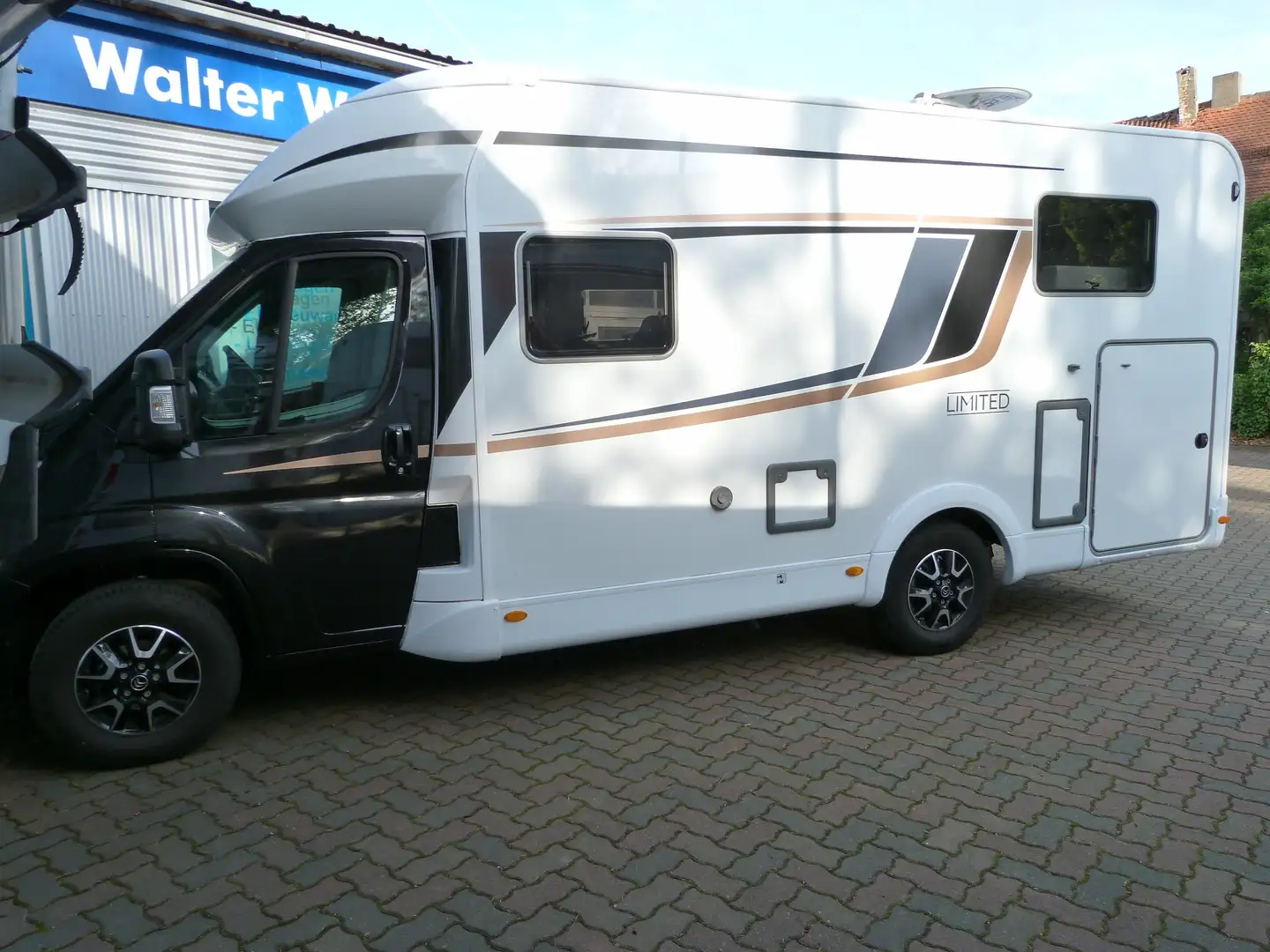 Bürstner Limited T IT 690 Riva Loft Schwarz - 1